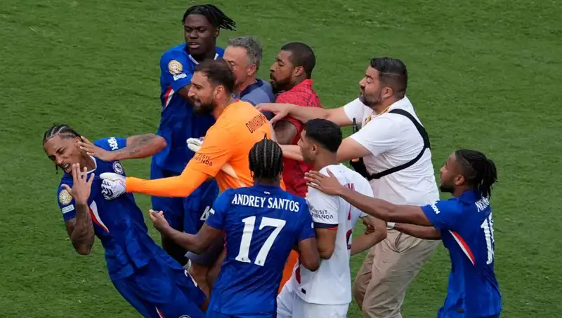 Dev Finalde Şok! Teknik Direktör Futbolcuya Yumruk Attı