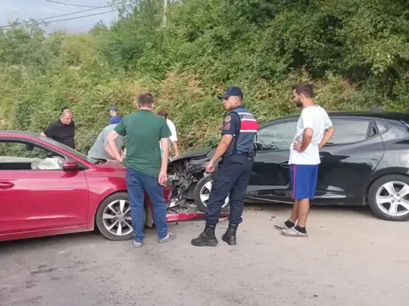 Karamürsel’de Trafik Kazası: İki Otomobil Çarpıştı, 4 Yaralı