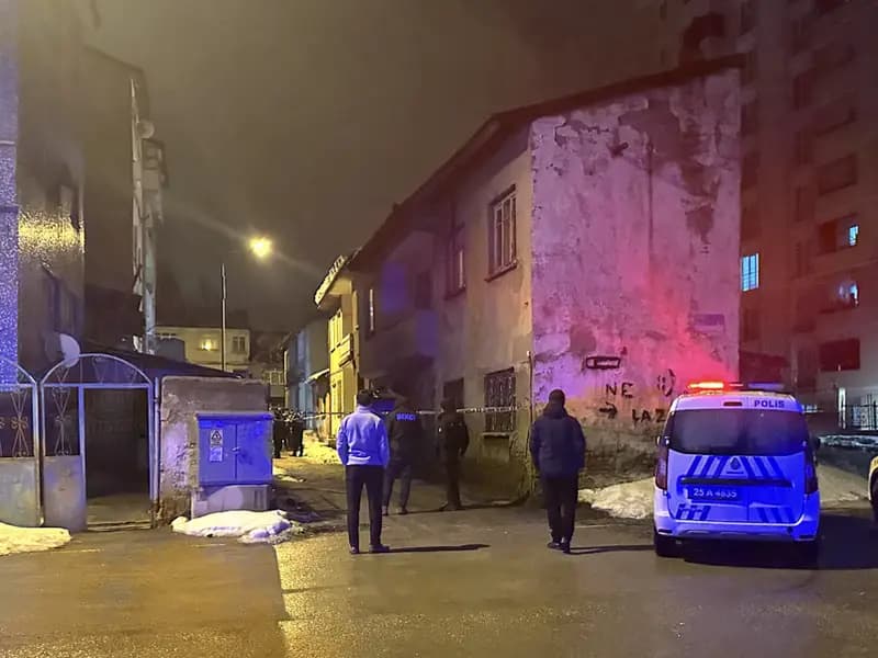 Erzurum'da Gece Yarısı Sokakta Boğazı Kesilen Adam Bulundu