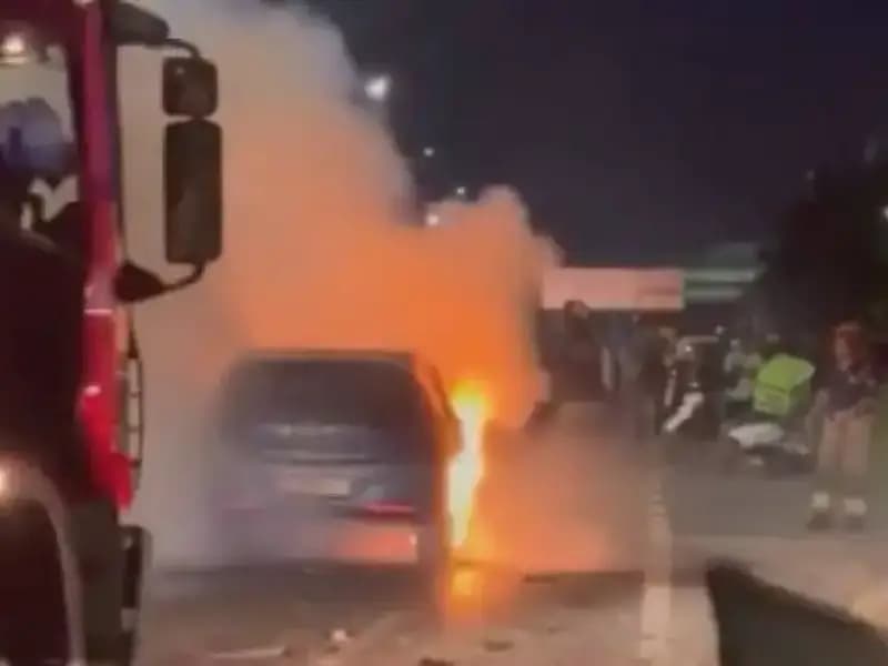 Otoyolda Bariyerlere Çarpan Araç Alev Alev Yandı, Kaza Anı Kameralara Yansıdı