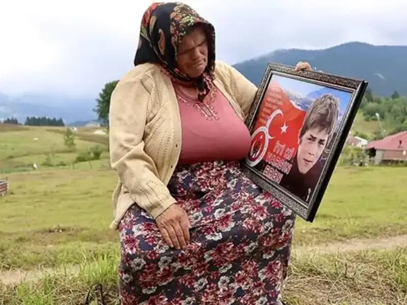 Eren Bülbül'ün Annesine Özel Bayram Ziyareti ve Mesajı