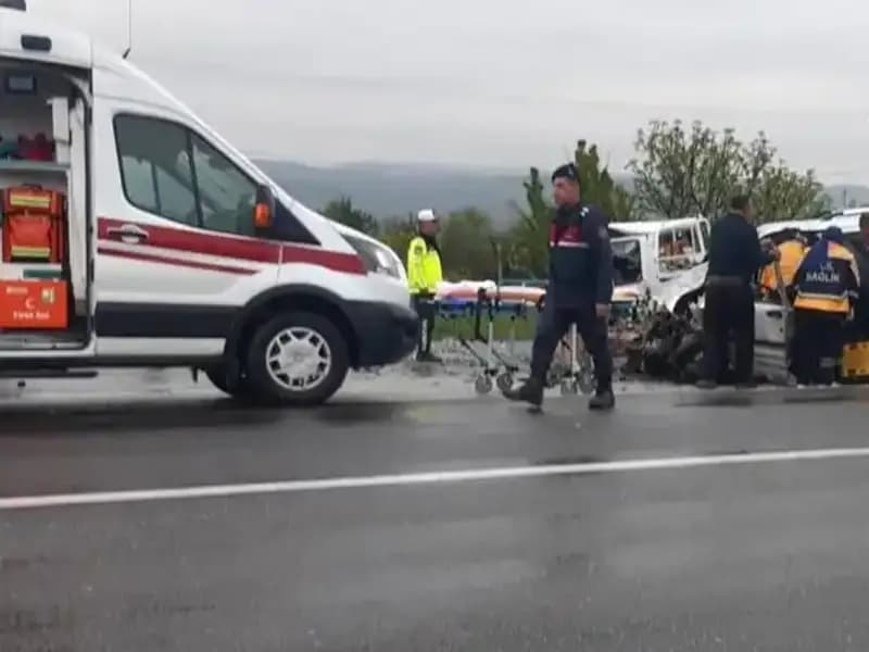 Denizli'de Korkunç Kaza: İki Araç Kafa Kafaya Çarpıştı ve Yaralılar Hastaneye Kaldırıldı