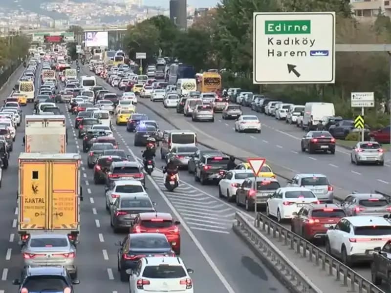 İstanbul'da Trafik Kilit: Yoğunluk Yüzde 90’a Ulaştı!