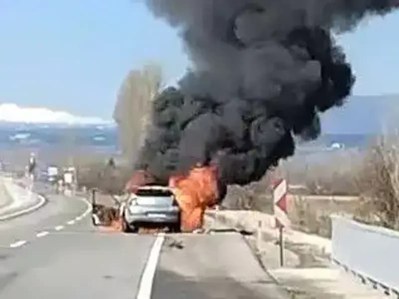 Kütahya'da Otomobil Alev Alev Yandı: Şans Eseri Yanında Kimse Yoktu