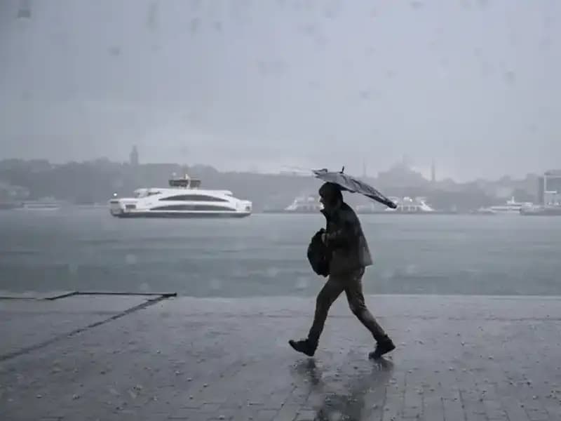 İstanbul'da Sert Lodos ve Yağmur: 17 İl İçin Fırtına Uyarısı Geldi
