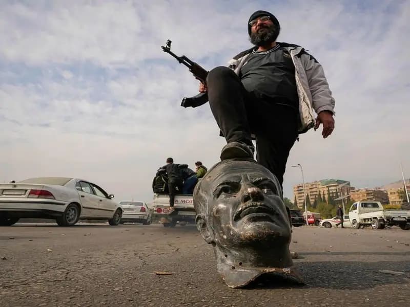 Suriye'nin Başkenti Şam PKK/YPG'nin Kontrolüne Geçti