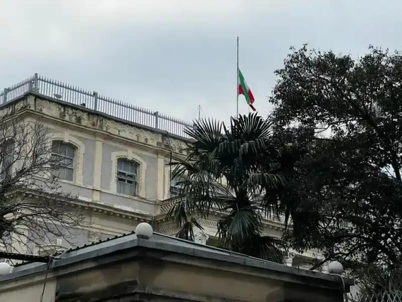 İran Konsolosluğu'nda Bayraklar Neden Yarıya İndirildi? İşte Sebepleri!