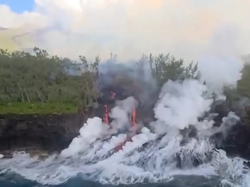 Piton de la Fournaise Yanardağı'ndan lavlar okyanusa aktı