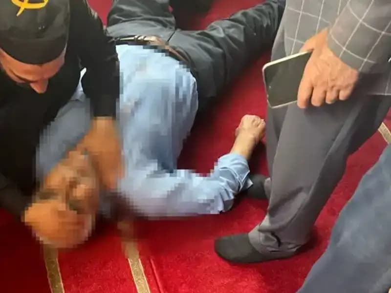 Camide İnanılmaz Olay: Namaz Kılan Adam Bıçaklandı!
