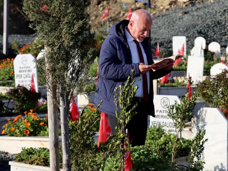 Deprem Mezarlığında Bayram Ziyareti: Antakya'da Duygusal Anlar