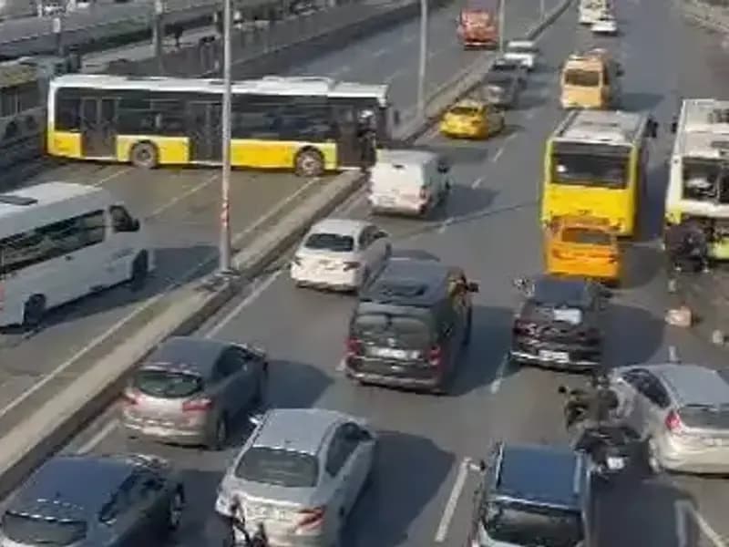 İETT Otobüsü Kazasında Trafik Kilitlendi: İki Araca Çarpan Otobüsün Detayları