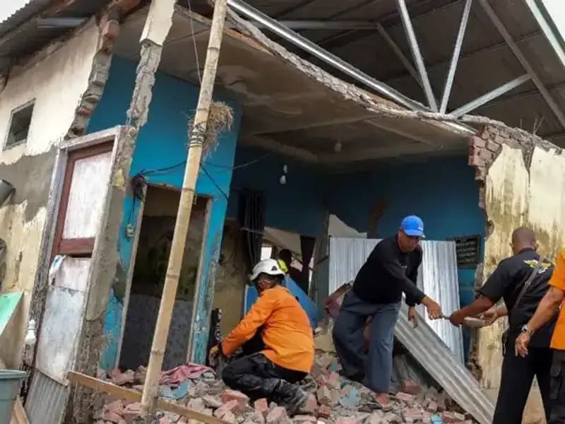 Endonezya'da Şiddetli Deprem: 5,7 Büyüklüğündeki Sarsıntı 8 Evi Yıktı