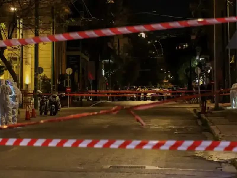 Atina'nın Merkezinde Şüpheli Çantanın Patlaması: Güvenlik Alarmı Ortaya Çıkardı