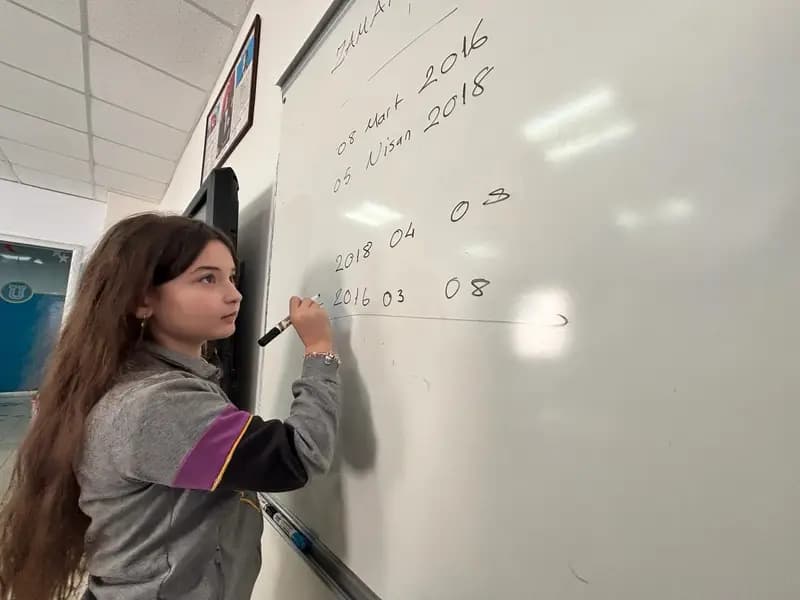 10 Yaşındaki Lina Saka, Dünya Birinciliğine Ulaşan Tek Türk Öğrenci