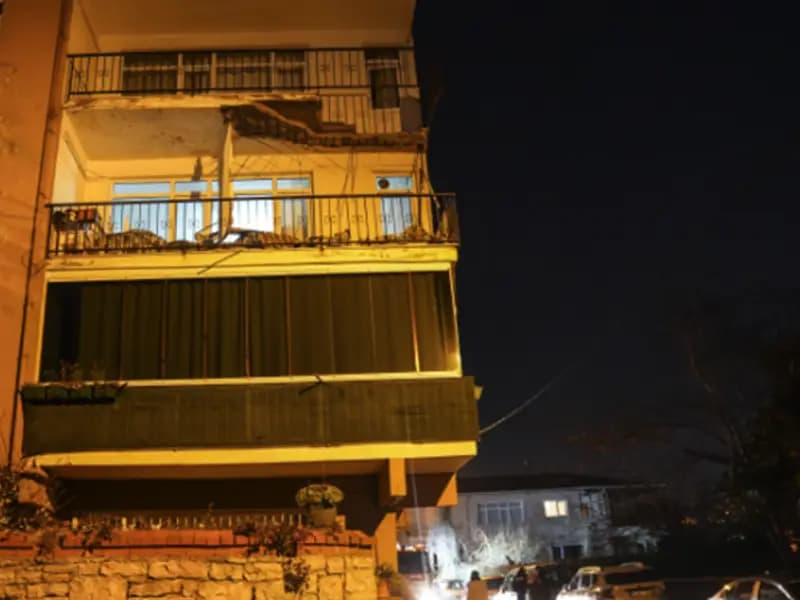 İstanbul'da Balkonu Çöken Apartmanda Acil Tahliye Süreci Başlatıldı