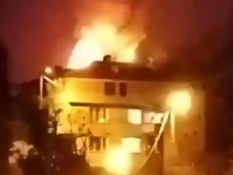 Mahallede Yangın Panik Yaratırken Saman Dolu Çatı Alev Alev Yandı