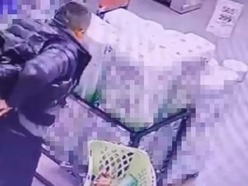 İstanbul'da Zincir Marketten Alkol Hırsızlığı Kamerada Görüntülendi