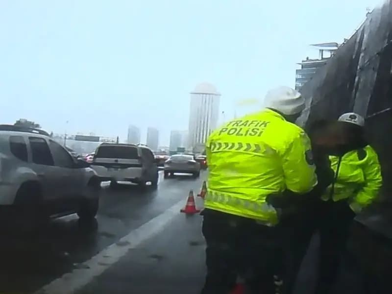 Küçükçekmece'de Boğulma Tehlikesi: Polis Hayat Kurtardı
