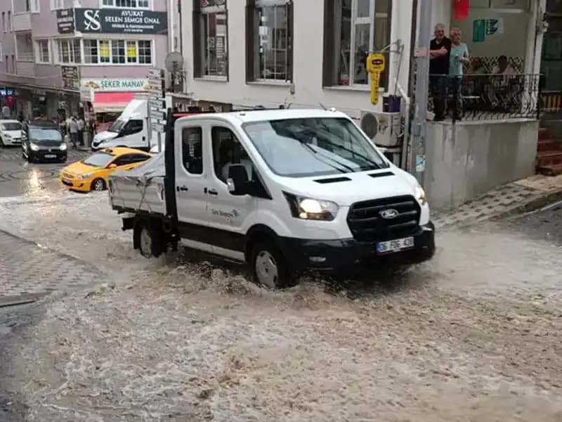 Şiddetli Sağanak Yağışlar 10 Dakikada Su Baskınlarına Yol Açtı!