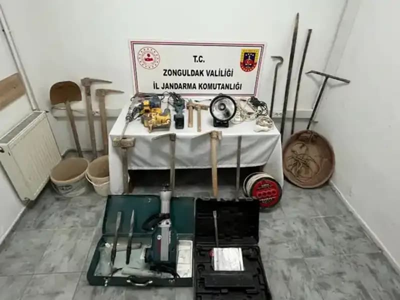 Çaycuma'da Kaçak Kazı Yapan 5 Kişi Suçüstü Yakalandı