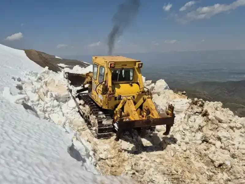 Nisan Ayında 2 Metreyi Bulan Karla Mücadele: Yol Açma Çalışmaları Başlıyor