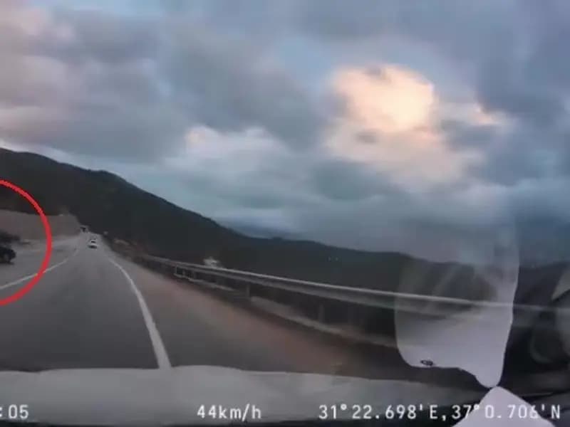 Manavgat'ta Kaygan Yolda Kontrolden Çıkan Araç Kazası Anları