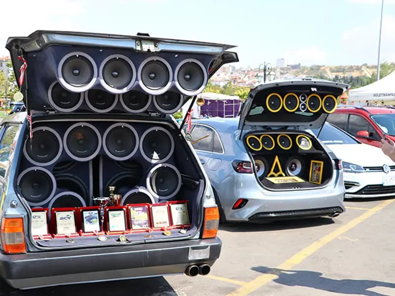 Araçlarda Multimedya Ekranları ve Ses Sistemleri İçin Yeni Düzenleme