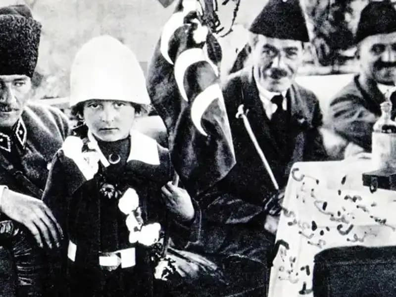 Unutulmaz Fotoğrafın Hikayesi: O Şapkanın Altında Bir Bayram Doğdu