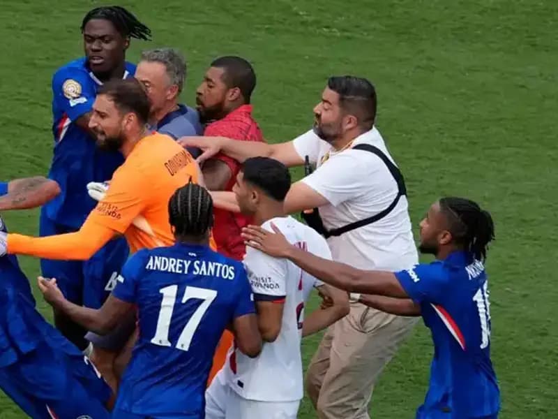 Dev Finalde Şok! Teknik Direktör Futbolcuya Yumruk Attı