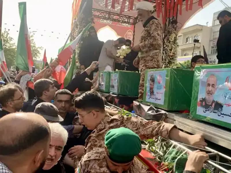 İran'da Yas Günü: Binlerce Kişi İsrail Saldırısı Kurbanlarını Uğurladı