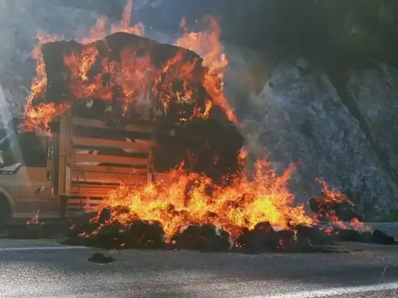 Adana'da Saman Yüklü Kamyonet Alev Alev Yandı: Olayın Detayları