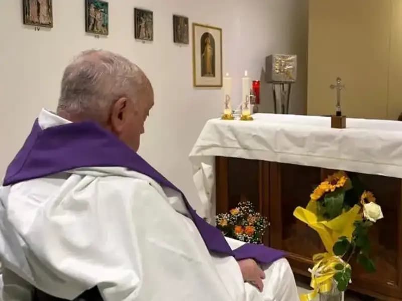 Vatikan'dan Şaşırtan Açıklama: Papa Kendi Başına Nefes Alabiliyor!