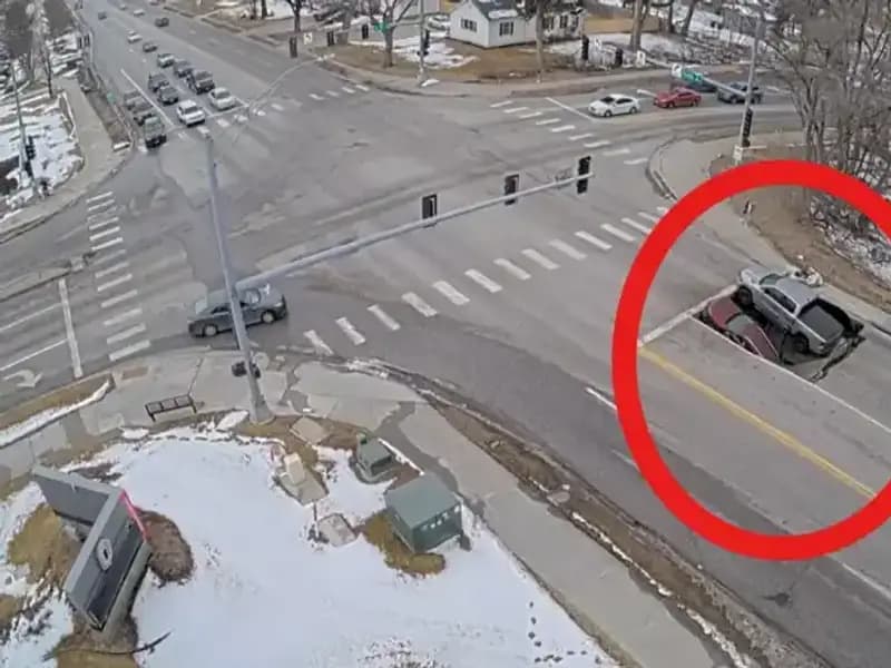 ABD'de Yer Altında Oluşan Çukur Araba Parkını Yuttu, O Anlar Kamerada