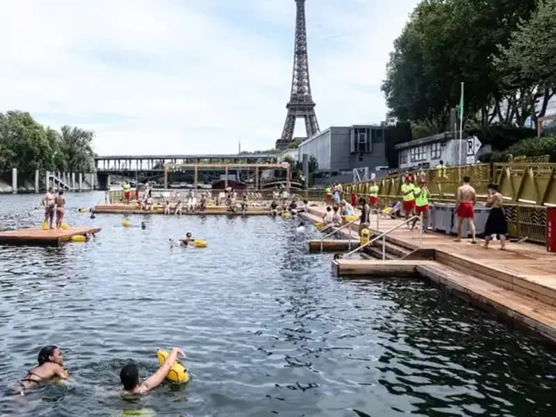 Fransa’da 102 Yıl Aradan Sonra Seine Nehri Yüzmeye Açıldı!