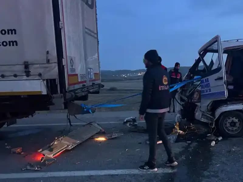 Trafik Kazasında Yalnızca Yardıma Durdu, Feci Bir Çarpışma Yaşandı