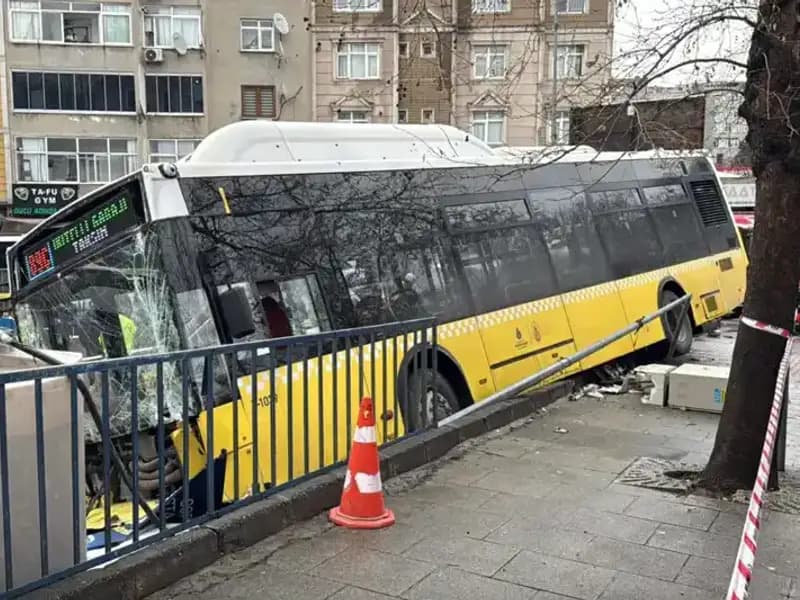 Esenler’de Korkunç Kaza: İETT Otobüsü Otoparka Daldı
