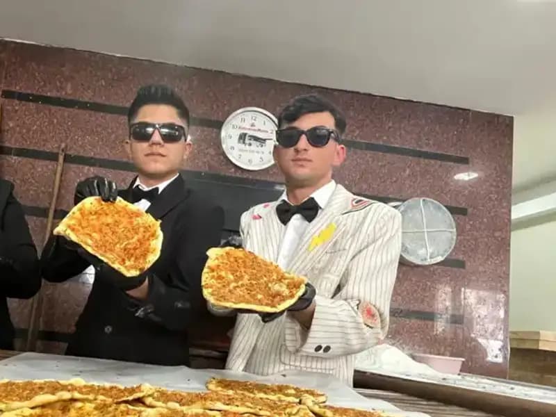 Takım Elbiseli Fırıncılar Sokakları Renklendirdi: İlgi Odağı Oldular