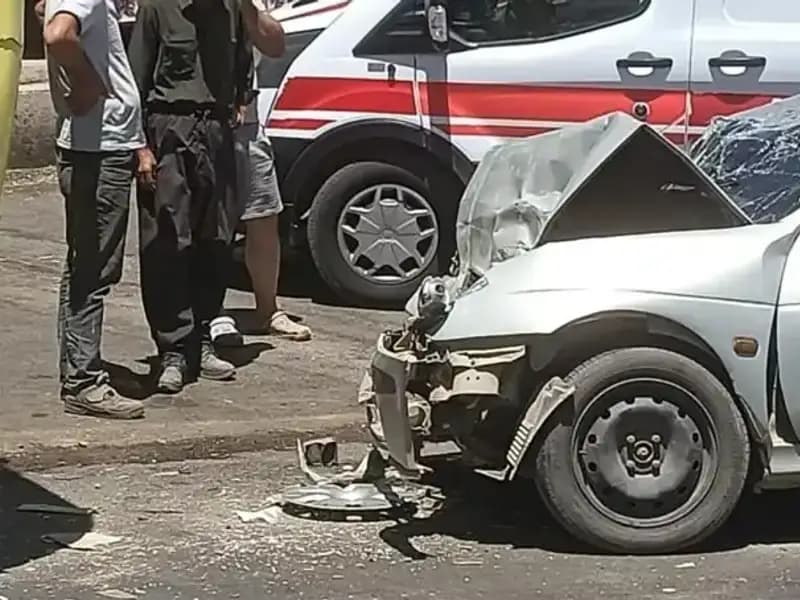 Halk Otobüsü ile Otomobil Çarpıştı: İki Yaralı, Olayın Detayları Ortaya Çıktı