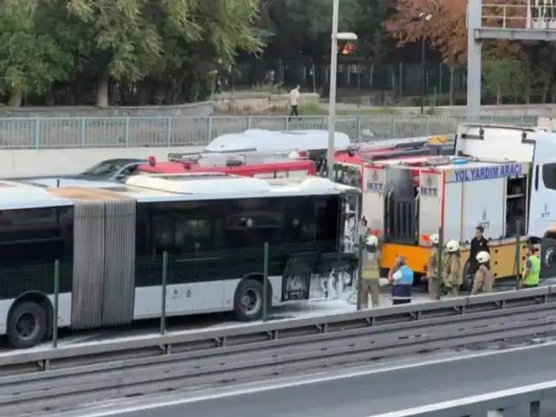 İstanbul’da Metrobüs Yangını: Trafik Felç Oldu, Yolcular Panik İçinde!