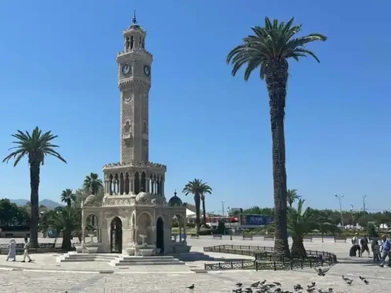 İzmir’in Kavurucu Sıcakları: Meydanlar Boş, Vatandaş Bunalıyor