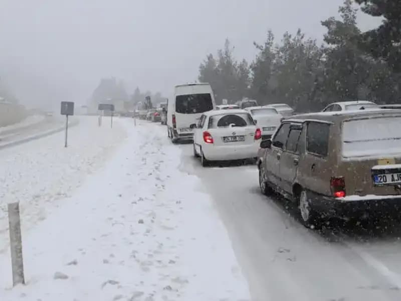 Denizli-Antalya Kara Yolunda Kar Fırtınası: Trafik Felç Oldu!