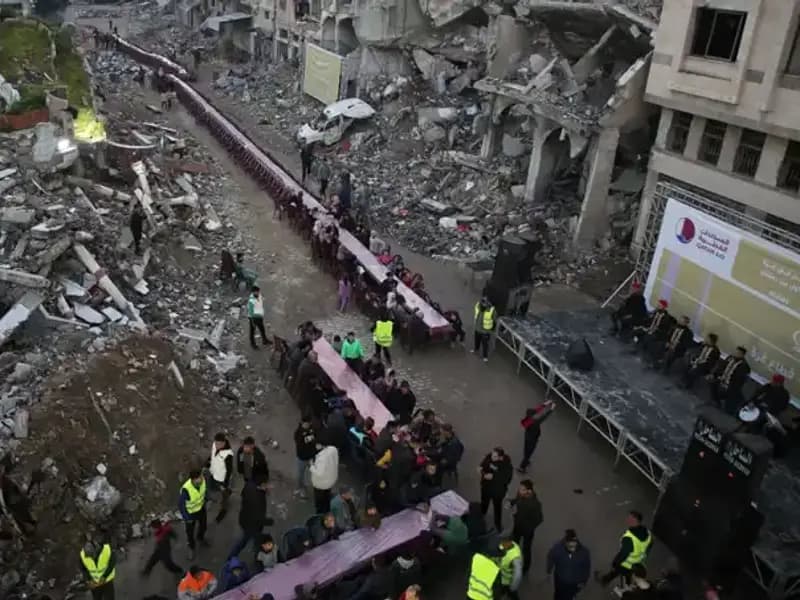 Gazze'de Yıkımın Ortasında Umut Işığı: İftar Sofraları Kuruluyor