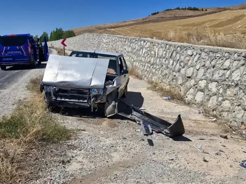 Kontrolden Çıkan Otomobil Duvara Çarptı: 2 Yaralı