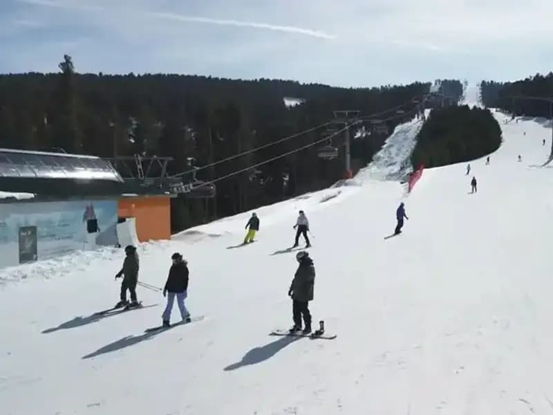 Sarıkamış'ta Bahar Coşkusu: Kayak Keyfi Devam Ediyor!