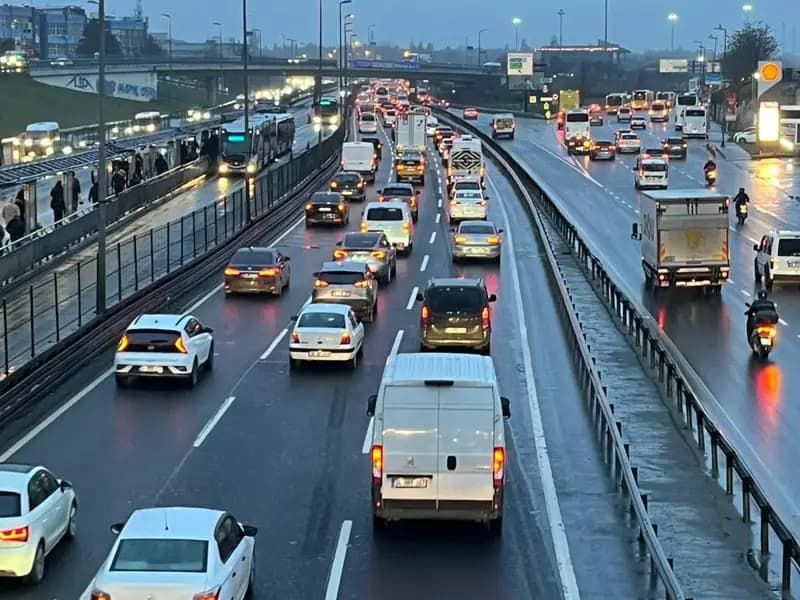 İstanbul'da Bayram Sonrası Trafik Yoğunluğu Yükseldi