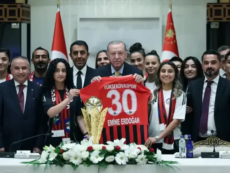 Cumhurbaşkanı Erdoğan, Yüksekovaspor Kadın Futbol Takımı ile Bir Araya Geldi
