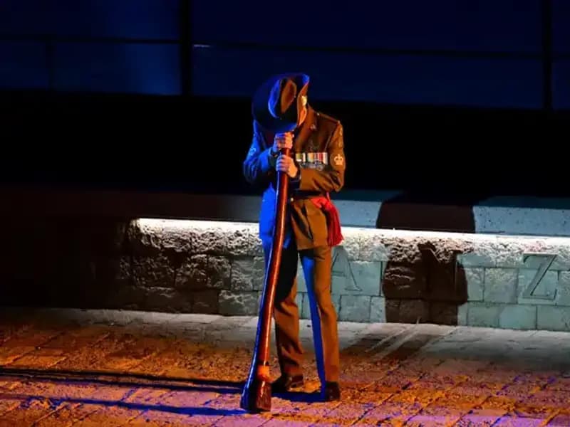 Anzak Koyu’nda Şafak Ayini: Anılar ve Saygı Dolu Bir Tören