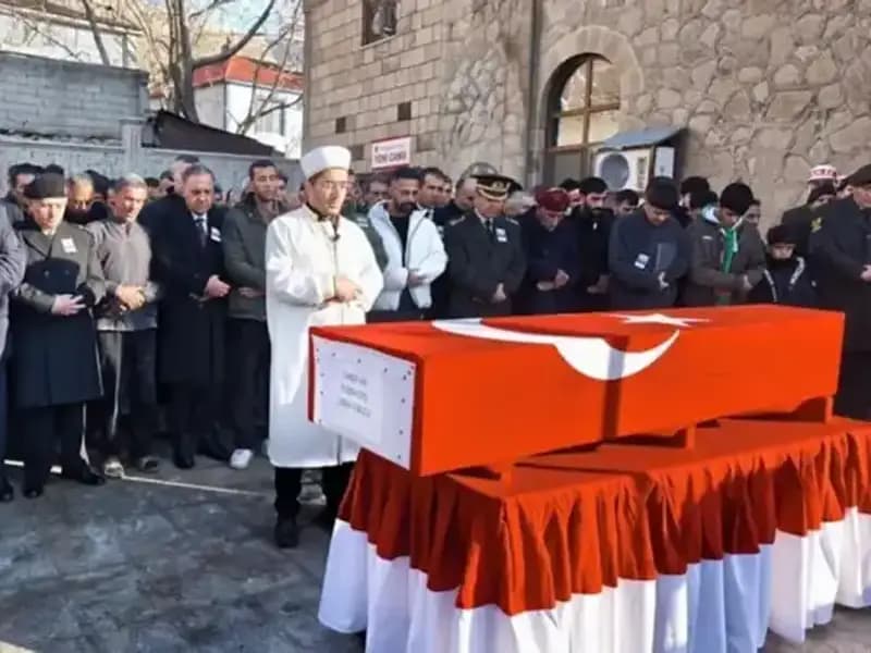 Şehit Cenazesi: Baba Terliklerle Yürekleri Dağıtan Anlar