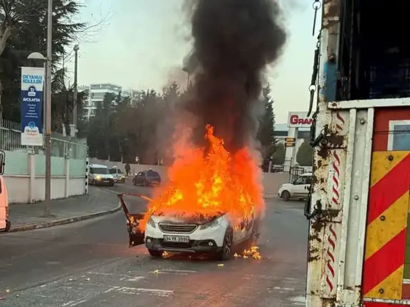 Korkunç Kaza: Alev Topuna Dönüşen Araç Trafiği Altüst Etti