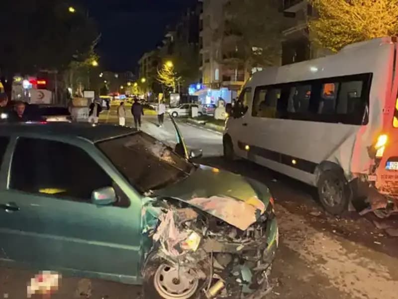 Otomobil Servis Minibüsüne Çarptı: 6 Kişi Yaralandı, Olayın Detayları Şok Edici!